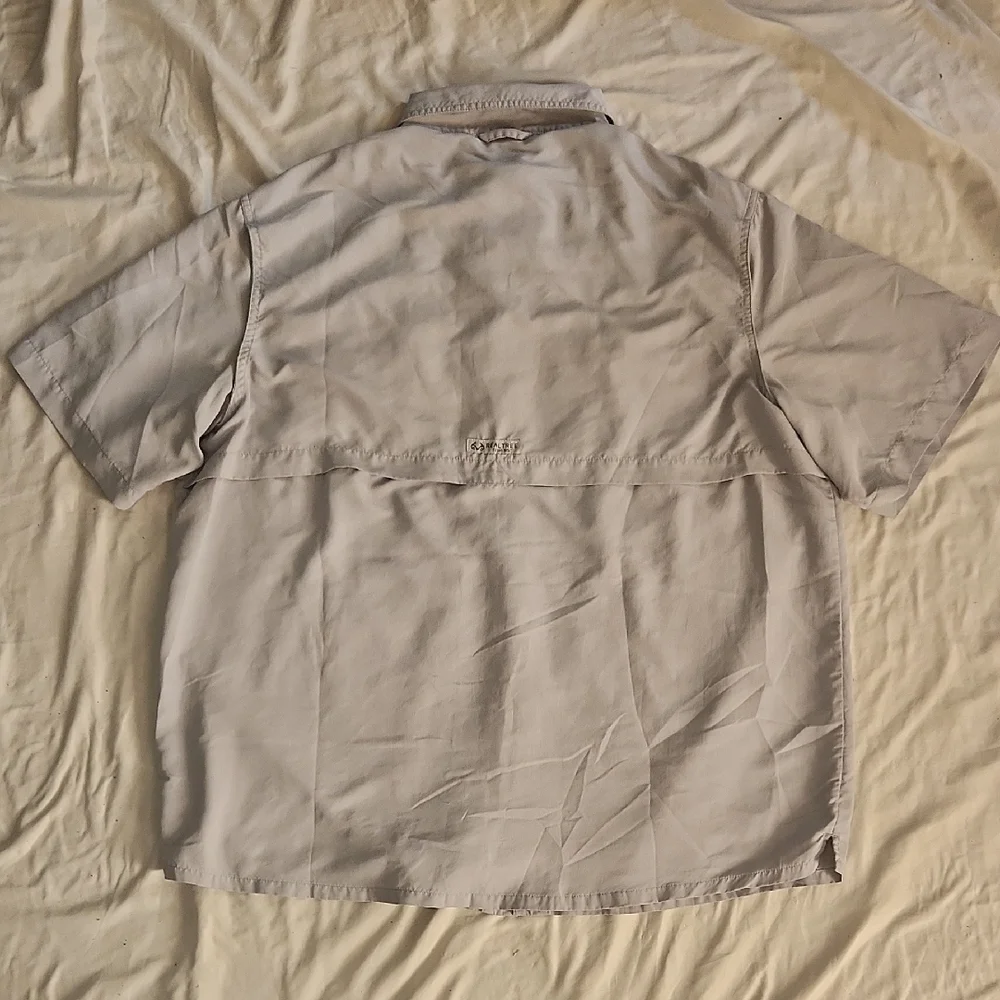 3/$20 Realtree Fishing Light Gray Button Down Shirt